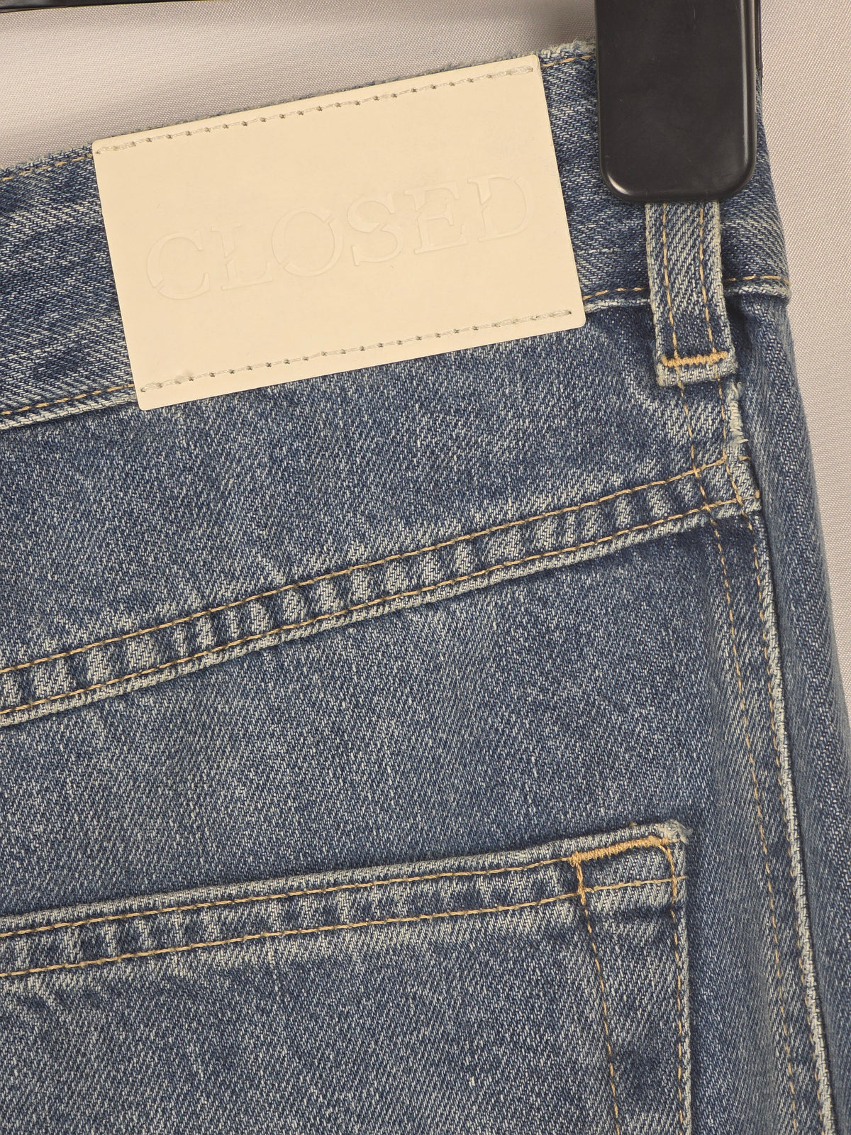 CLOSED Tori-X Jeans – dezenter CLOSED Logo-Patch an der Rückseite