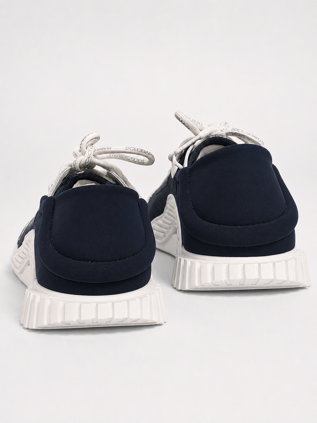 KI-Visualisierung: Dolce & Gabbana NS1 Sneaker Bianco/Denim – Rückansicht