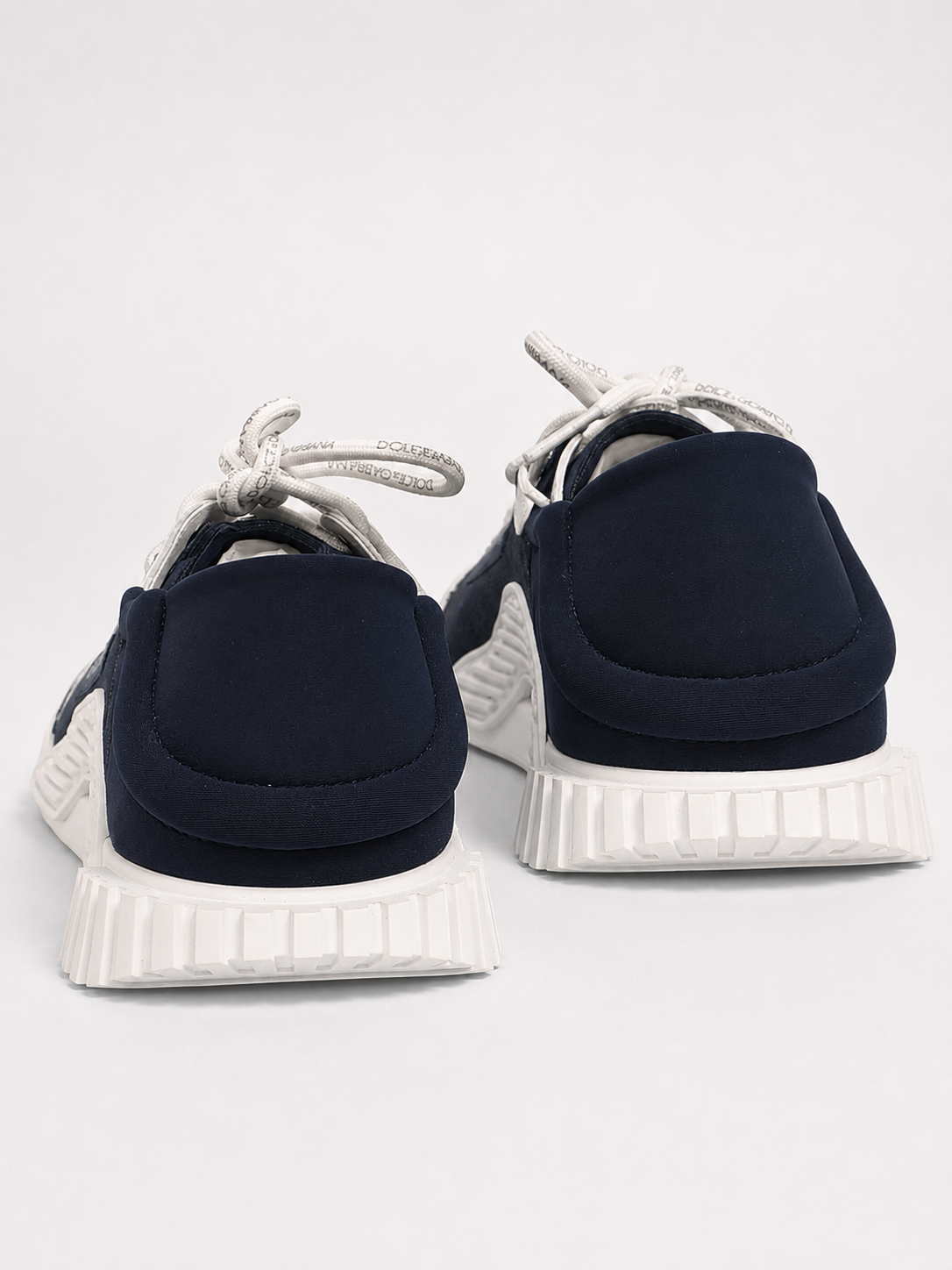 KI-Visualisierung: Dolce & Gabbana NS1 Sneaker Bianco/Denim – Rückansicht