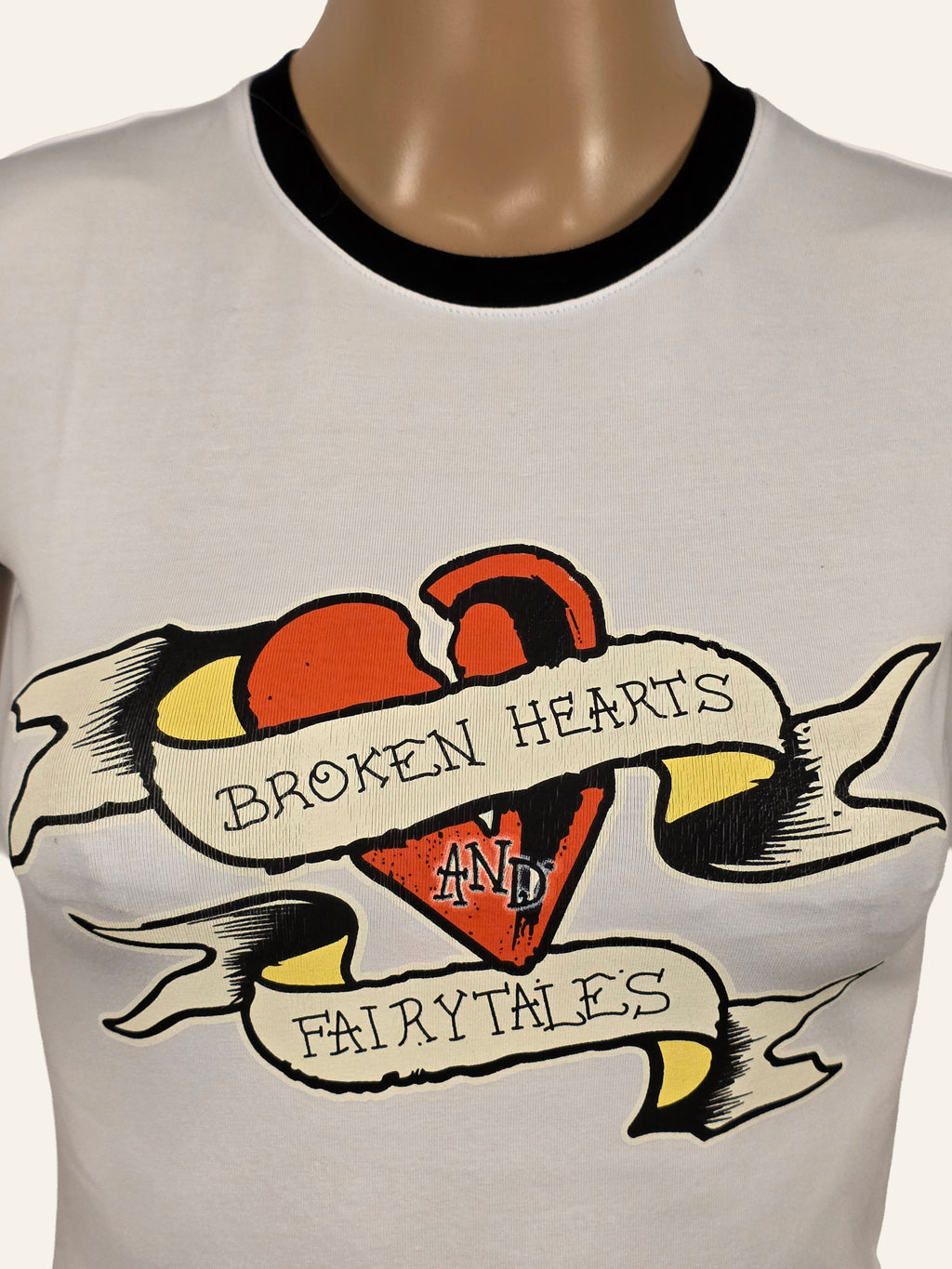 Ed Hardy Broken Hearts Baby Tee – Detail des mehrfarbigen Frontmotivs