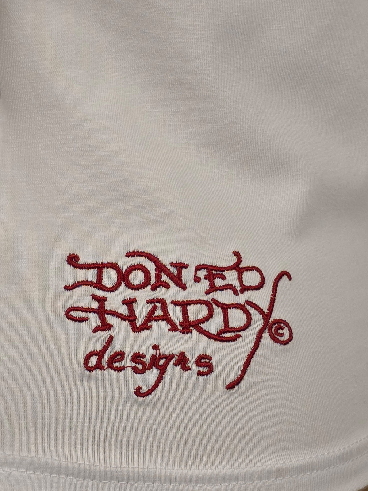 Ed Hardy Broken Hearts Baby Tee – Detail des roten Logos am Rücken