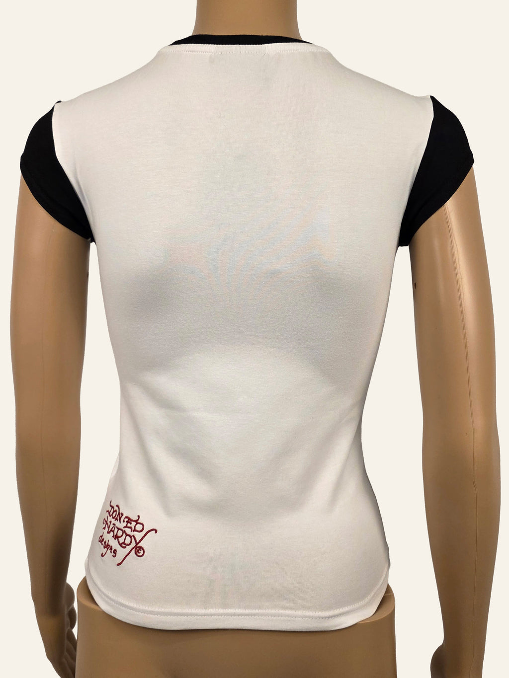 Ed Hardy Broken Hearts Baby Tee Weiß/Schwarz – Rückseite mit rotem Logo, Größe S