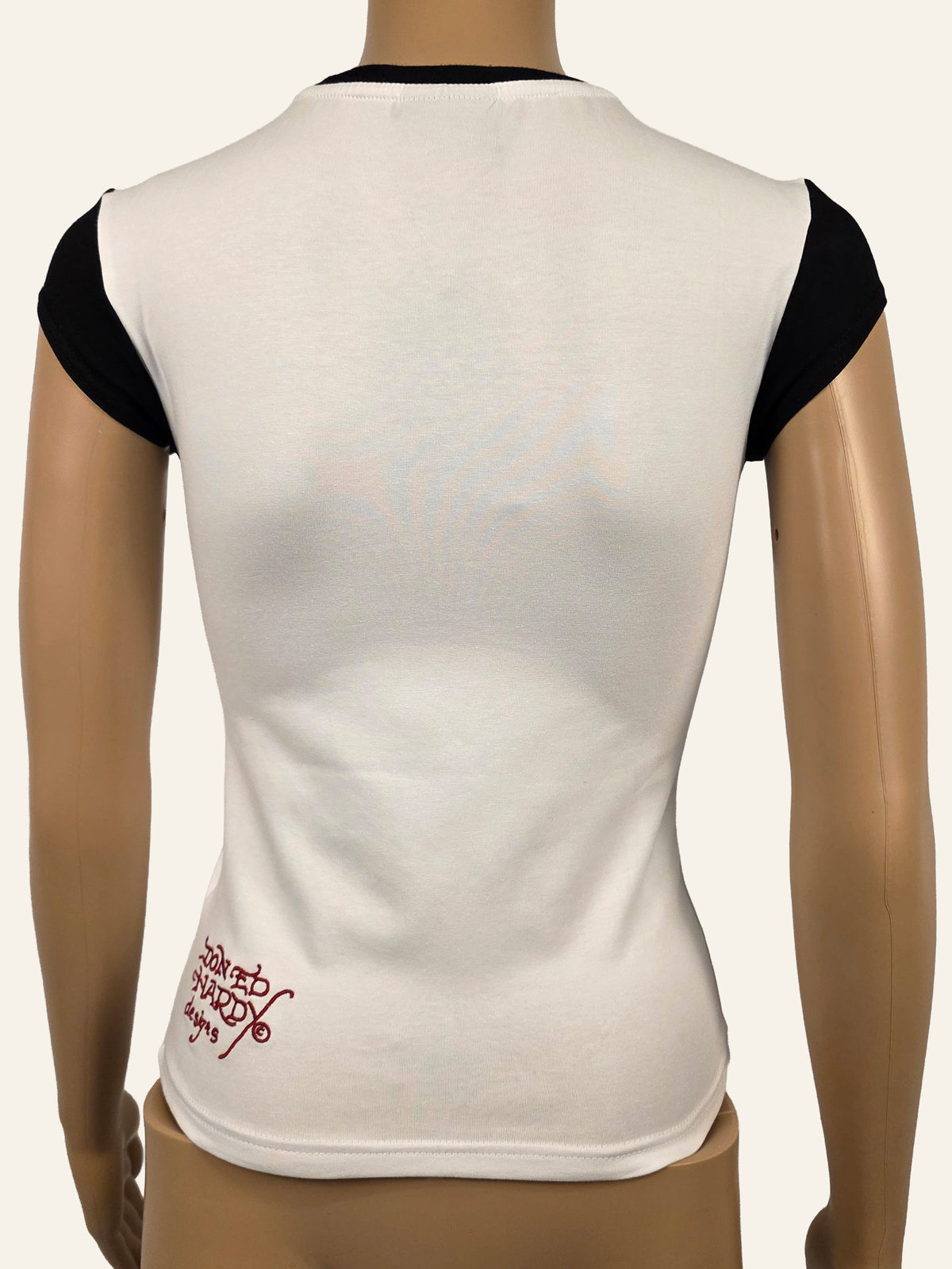 Ed Hardy Broken Hearts Baby Tee Weiß/Schwarz – Rückseite mit rotem Logo, Größe S
