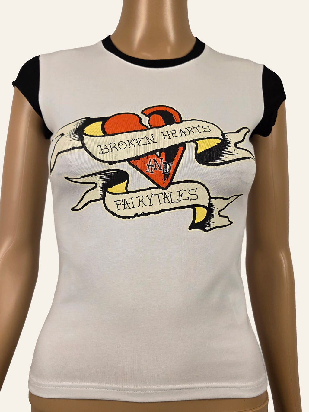 Ed Hardy Broken Hearts Baby Tee Weiß/Schwarz – Vorderseite, Größe S
