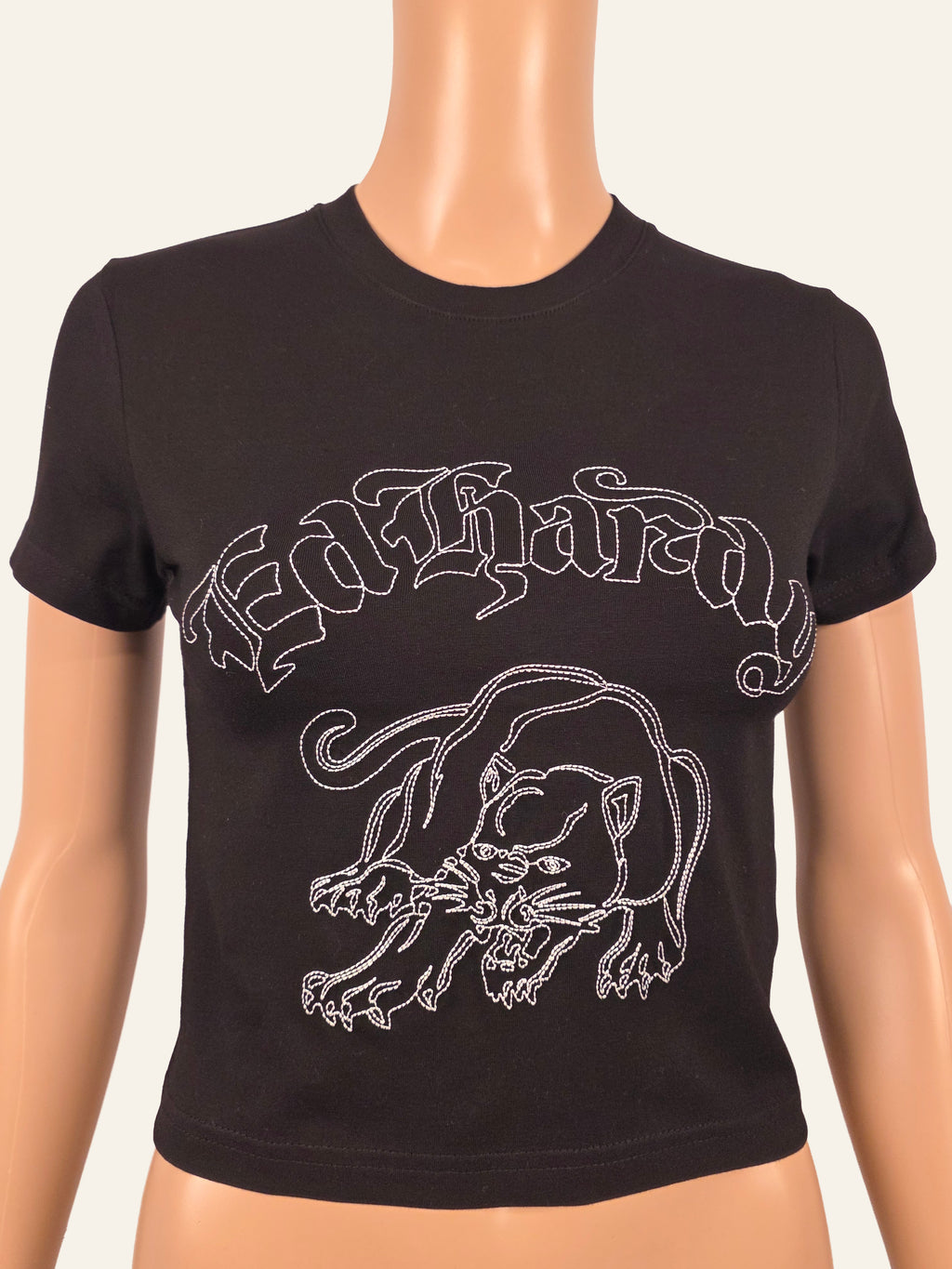 Ed Hardy Panther Baby Tee in Schwarz – Vorderseite mit Panther-Stickerei, Größe XS
