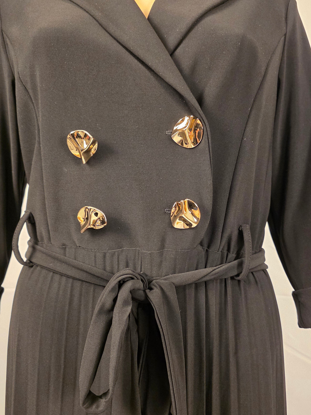 Frank Lyman Jumpsuit 263008 – Revers, Goldknöpfe und Bindegürtel