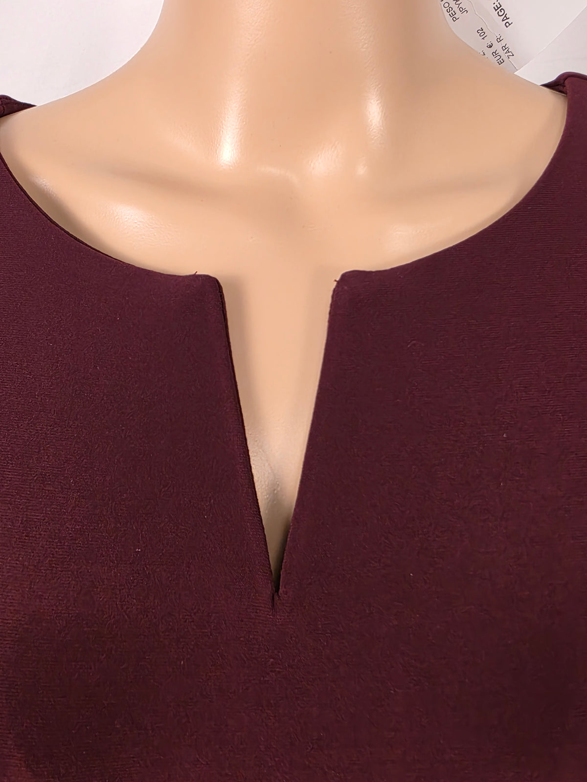Frank Lyman A-Linien-Kleid 263023, Detail des Ausschnitts mit V-Schlitz