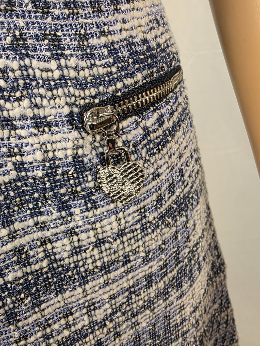 Frank Lyman 263109 Bouclé-Kleid, Reißverschlusstasche mit Herzanhänger