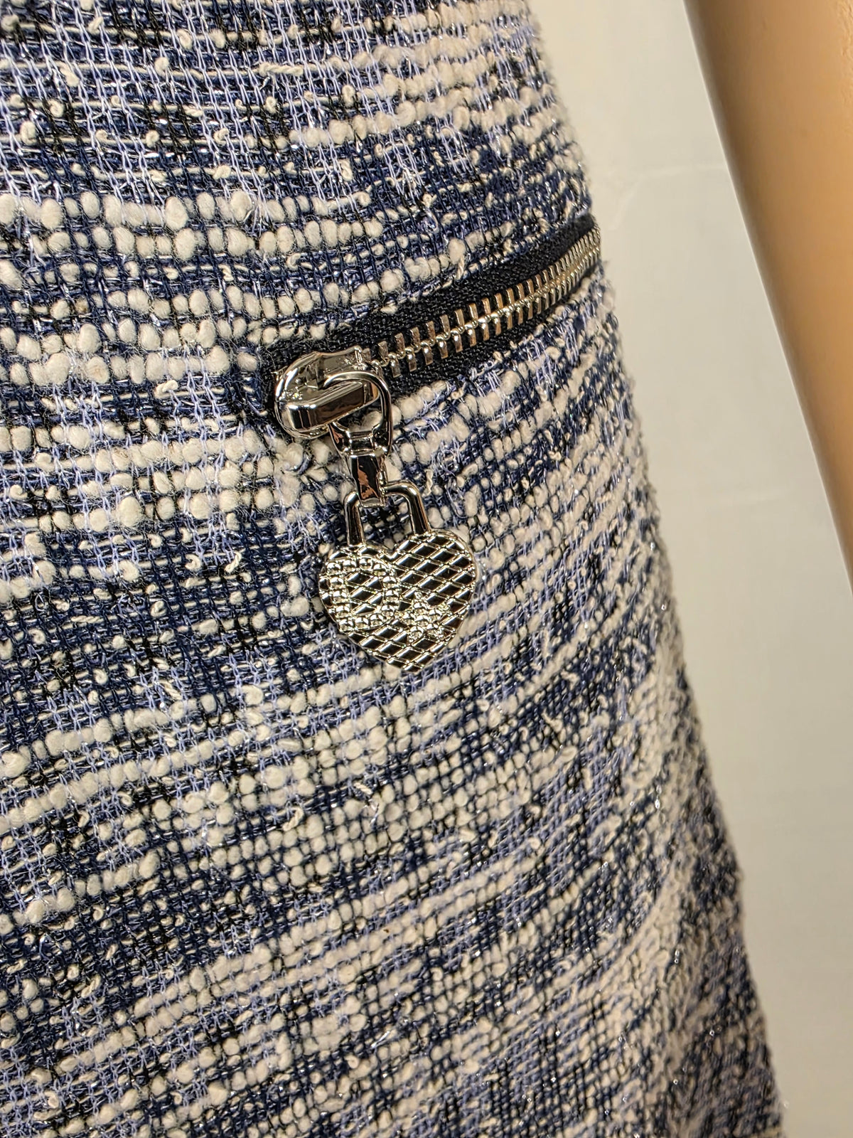 Frank Lyman 263109 Bouclé-Kleid, Reißverschlusstasche mit Herzanhänger