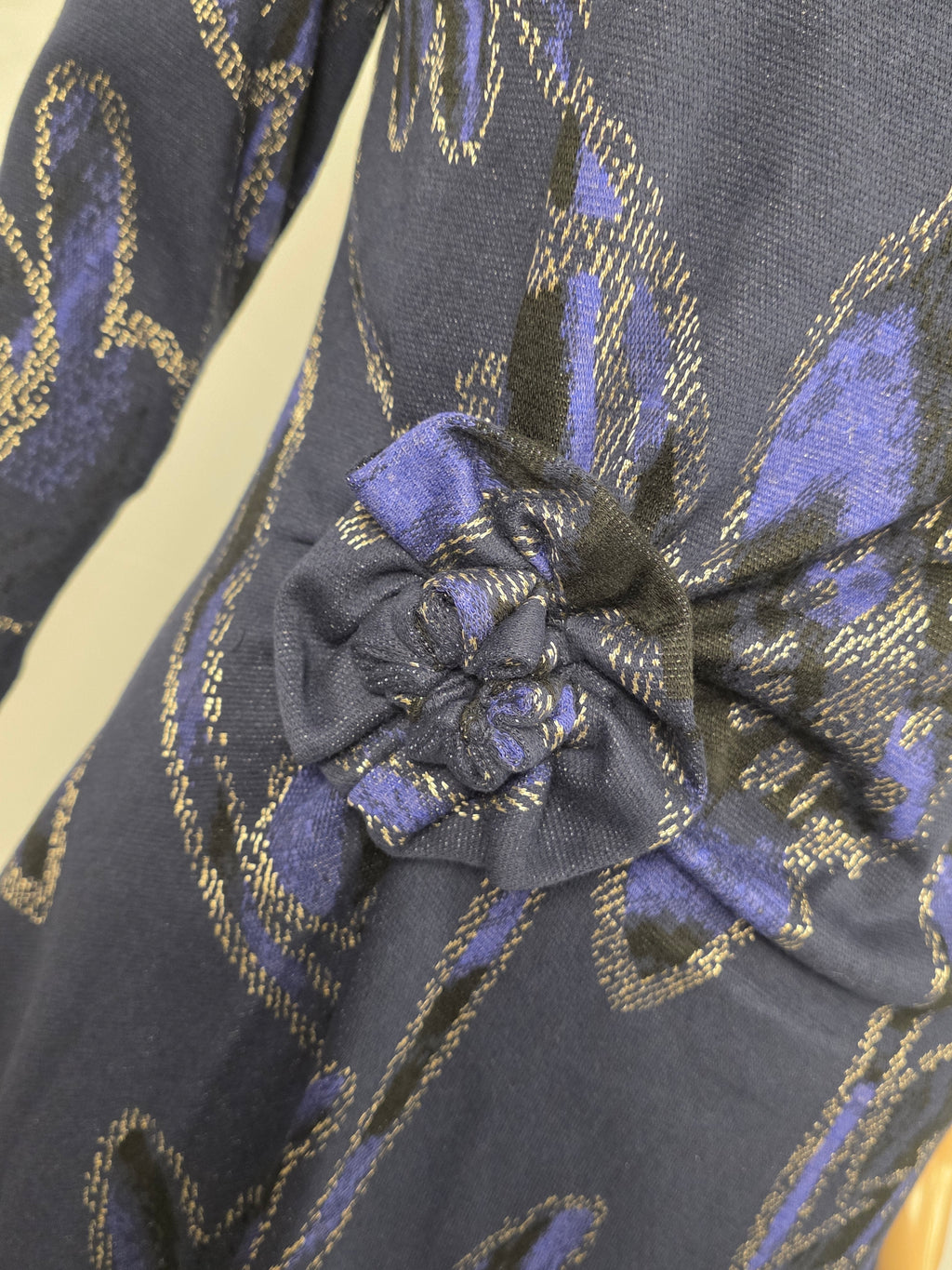 Frank Lyman Kleid 263116 – Detail der dreidimensionalen Stoffblüte an der Taille