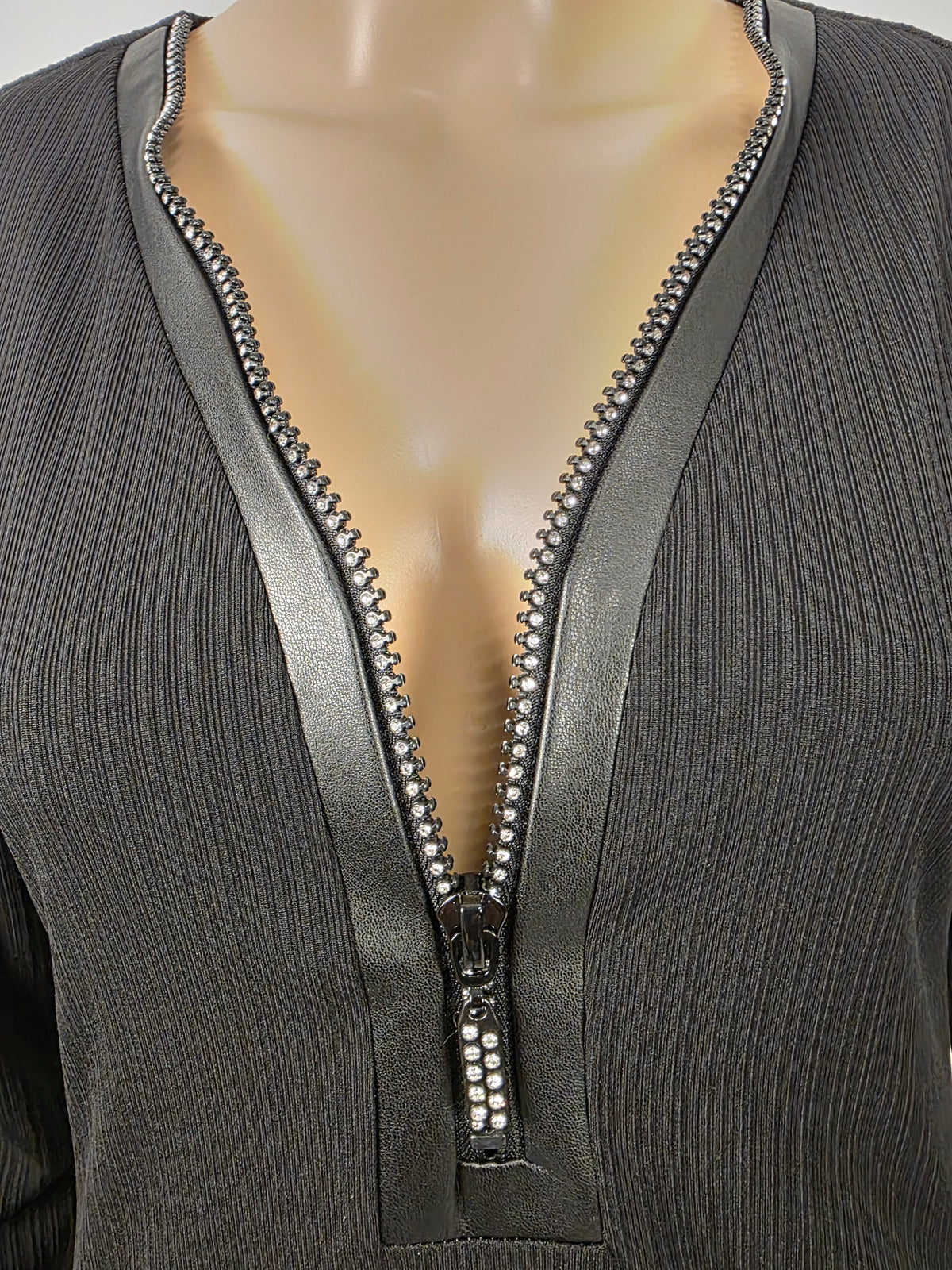 Frank Lyman 263181 Kleid, Strass-Reißverschluss und Lederoptik-Besatz im Detail