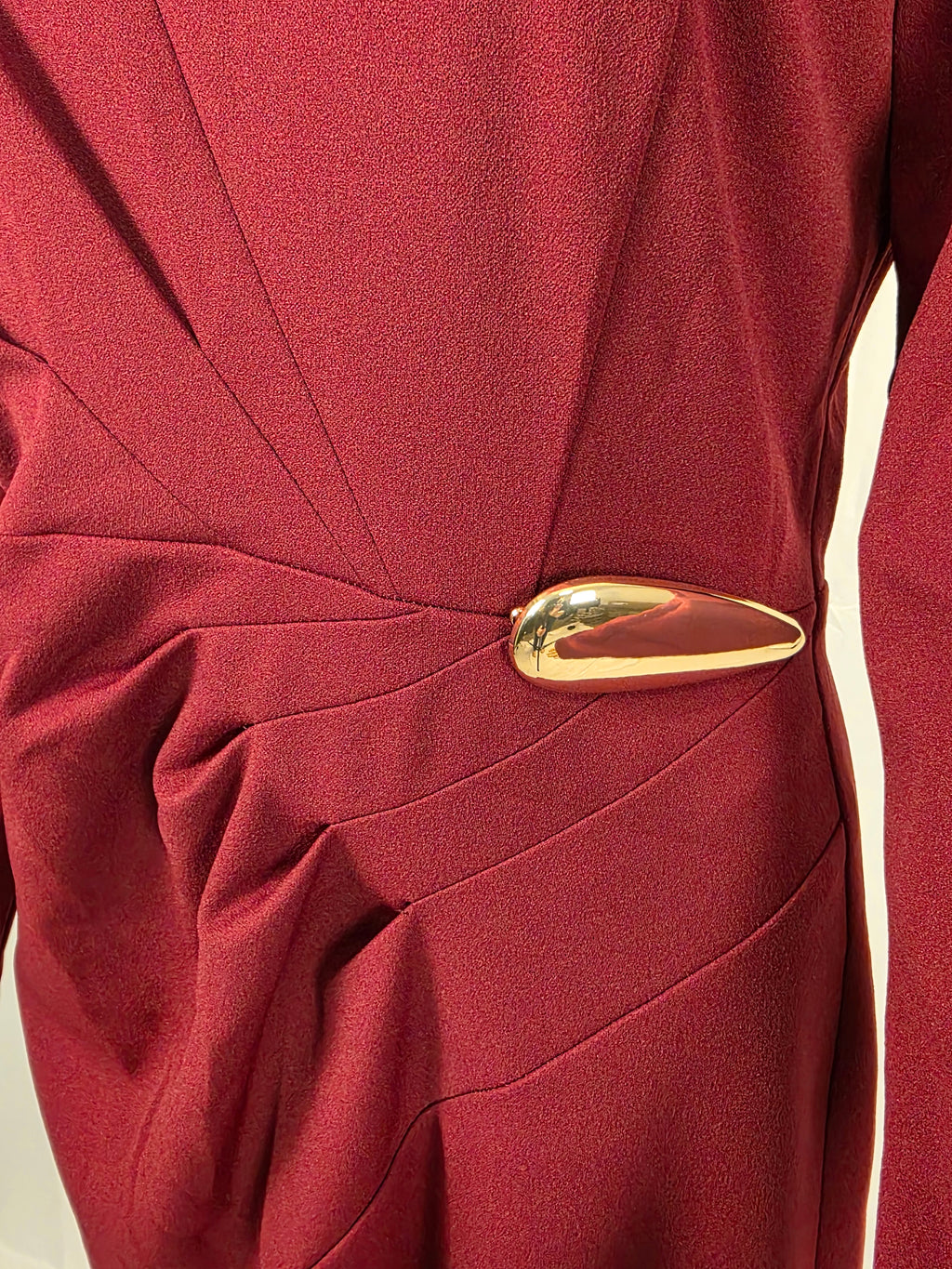 Frank Lyman Kleid 263260, Detail der Drapierung mit goldfarbenem Akzent