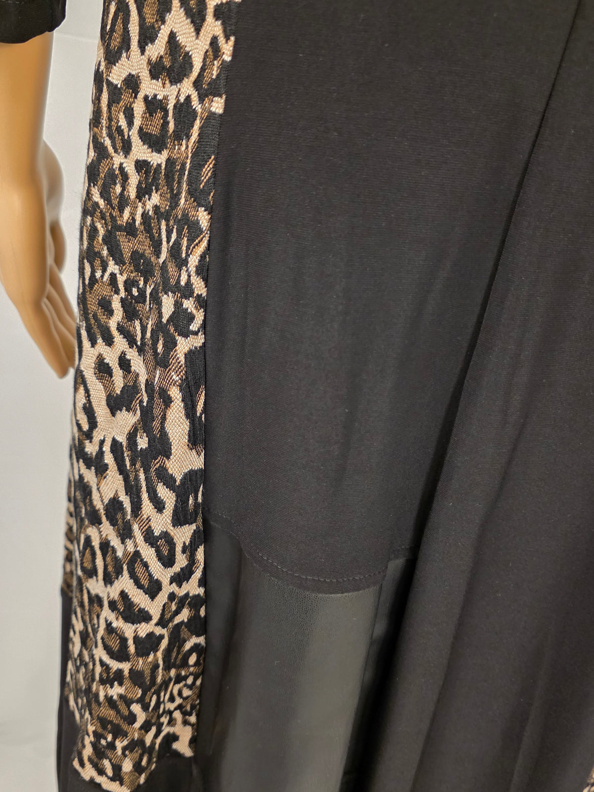 Frank Lyman Kleid 263277 – Detail der Animalprint- und Lederoptik-Einsätze
