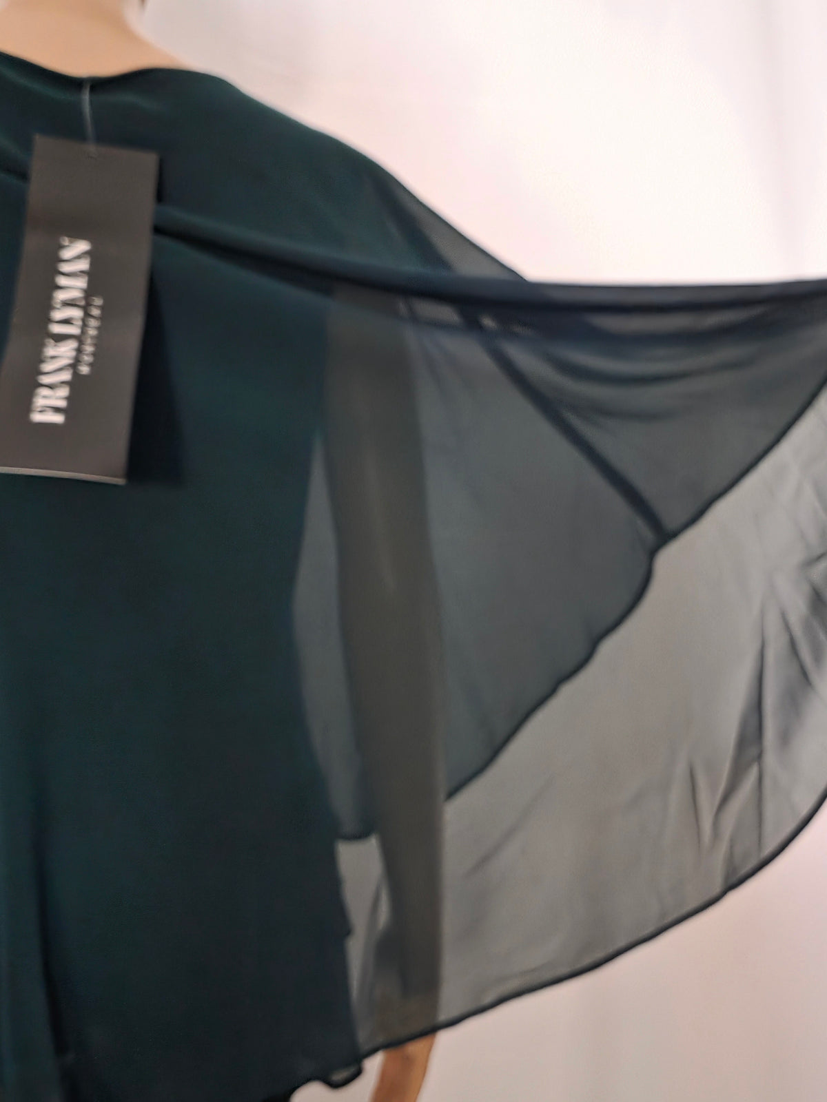 Frank Lyman 269016 Chiffon-Lagentop, transparenter Capeärmel im Detail