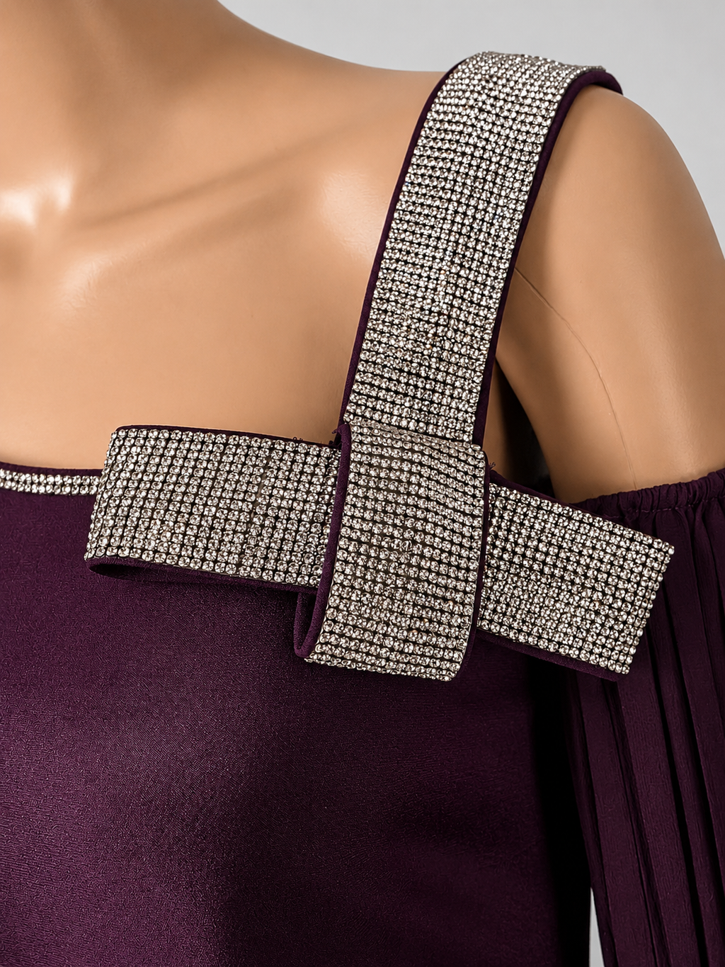 Frank Lyman Abendkleid 269022, Detail von Strassschleife und Schulterträger
