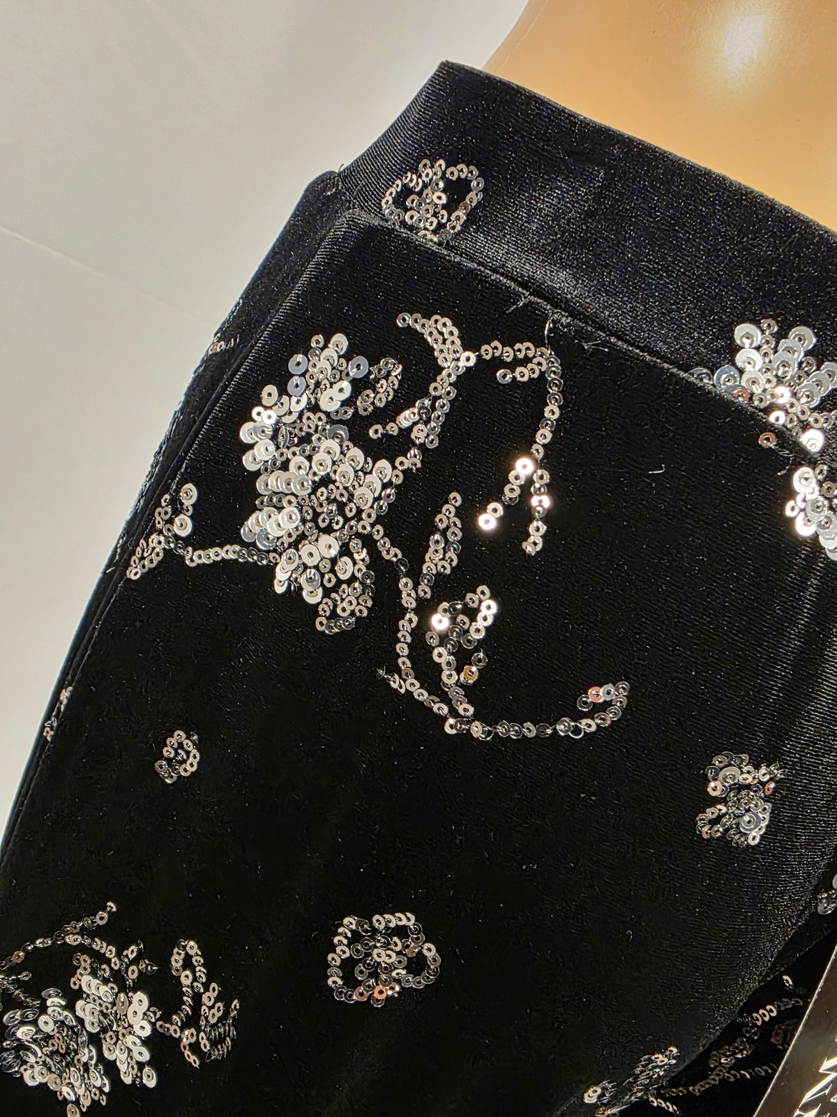 Frank Lyman Samthose 269156 – Detail des floralen silbernen Paillettenmusters