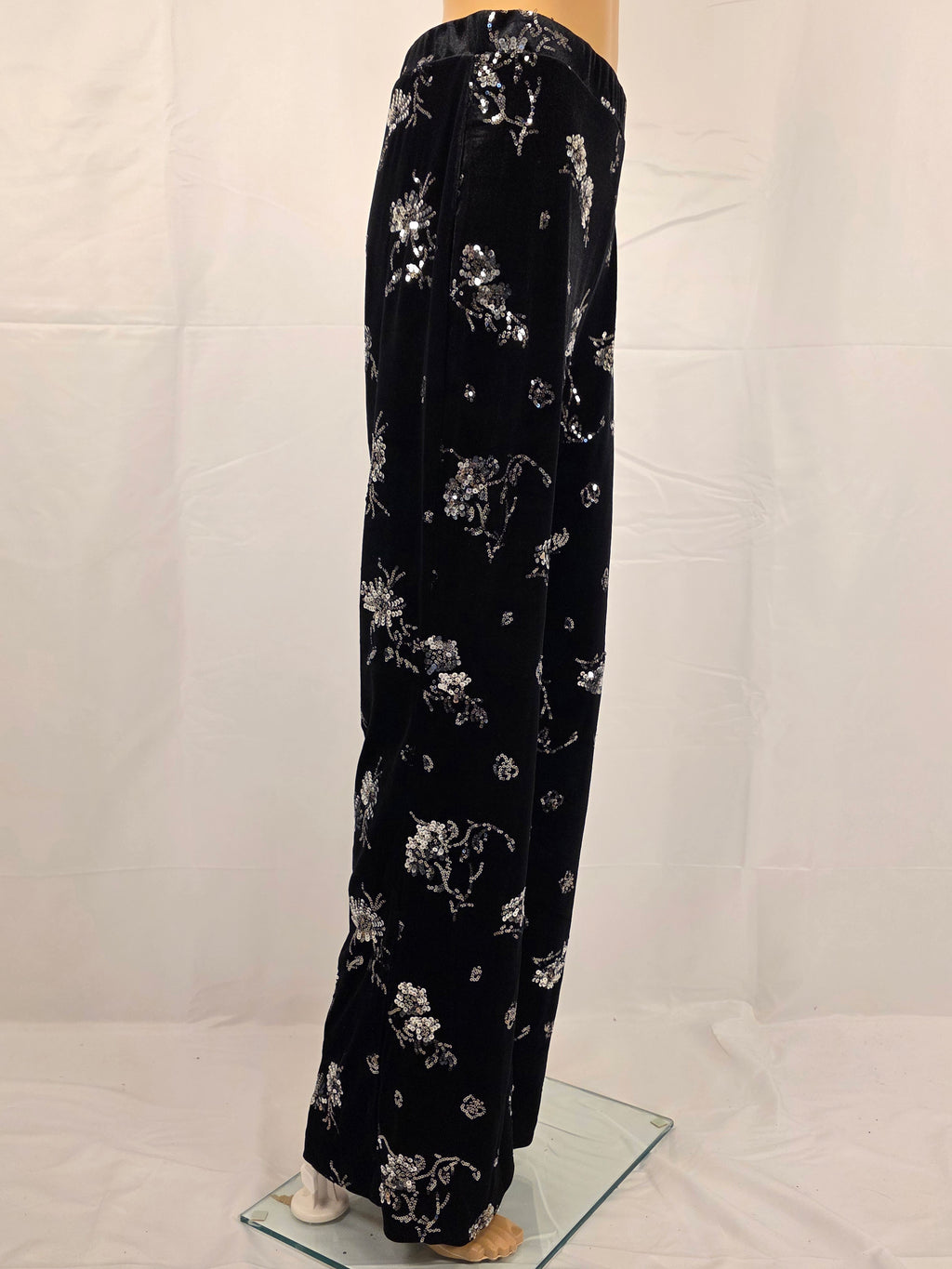 Frank Lyman Samthose 269156 – Seitenansicht mit weitem Bein