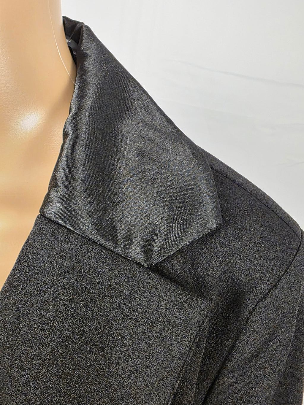 Frank Lyman 269180 Damen-Longblazer – Detail des glänzenden Satinrevers