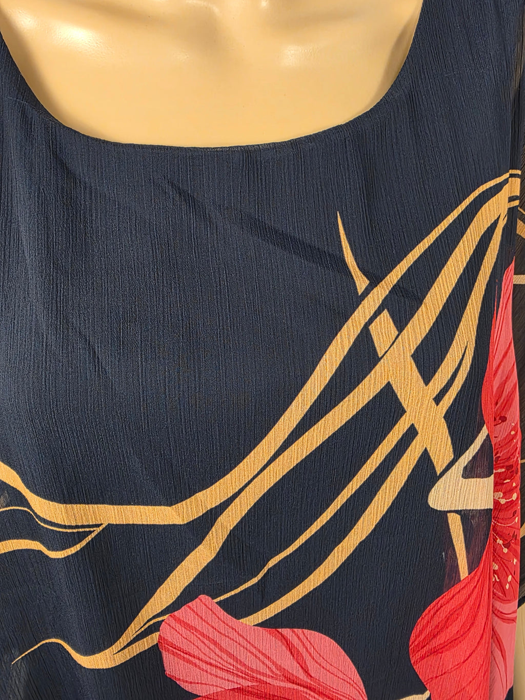 Frank Lyman Top 269130 – Rundhalsausschnitt und florales Chiffonmuster im Detail