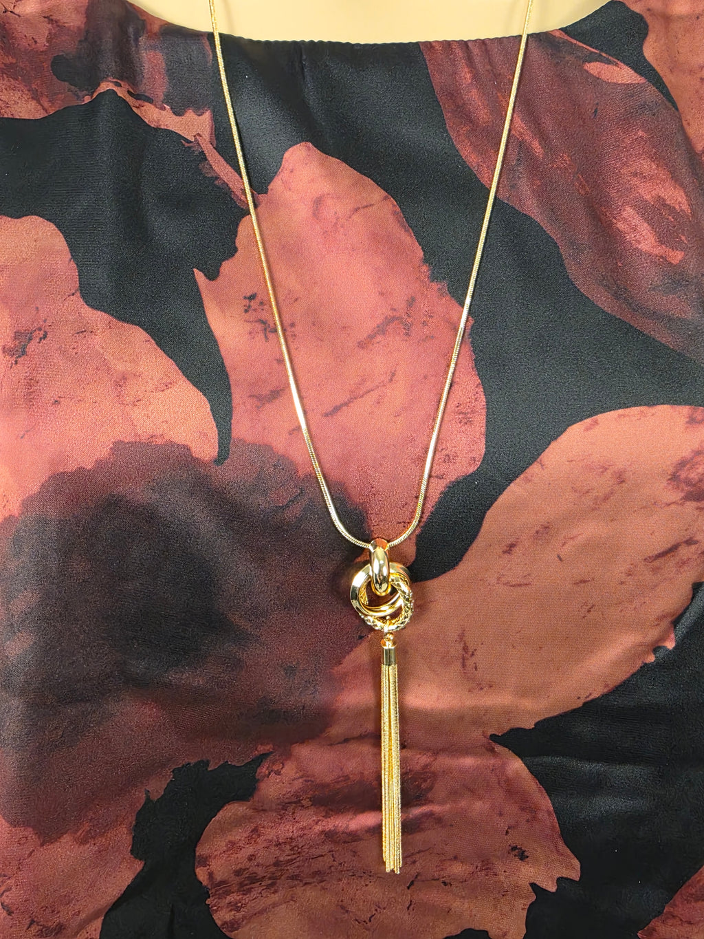 Frank Lyman Tunika 269266 – Blumenmuster und goldfarbene Halskette im Detail