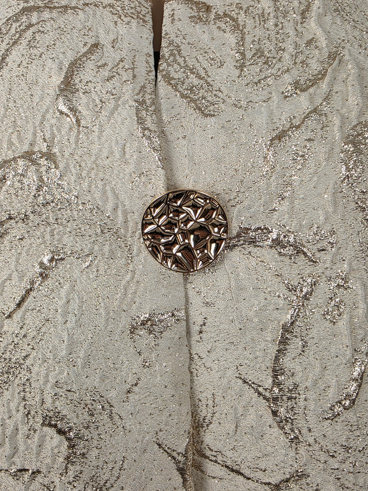 Frank Lyman Jacke 269101 – Jacquardstruktur und Schmuckknopf im Detail