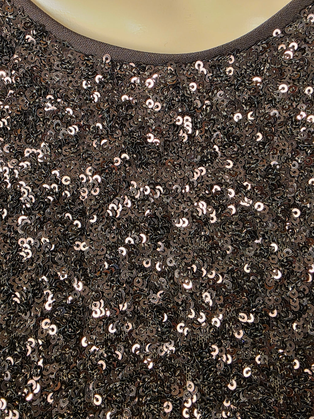 Frank Lyman Top 269232 – Rundhalsausschnitt und Paillettenbesatz im Detail