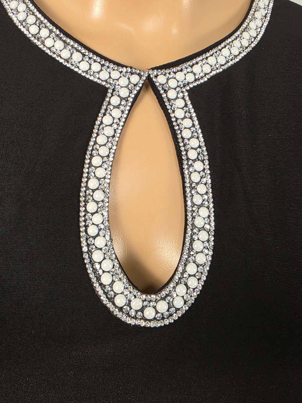 Frank Lyman Shirt 269008 – Keyhole-Ausschnitt mit Perlen und Strass im Detail