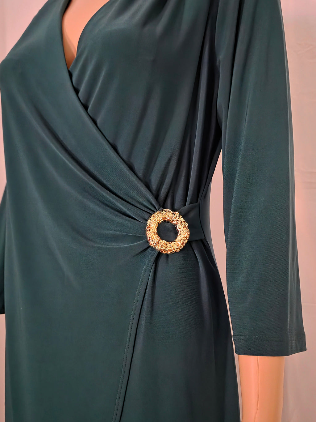Frank Lyman Wickelkleid 263005 – Detail der Drapierung und goldfarbenen Schmuckschließe