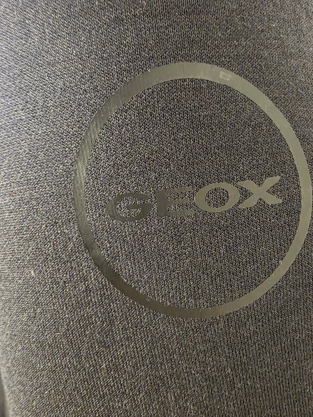 Geox M4675A Kapuzenjacke – dezentes Geox-Logo im Material