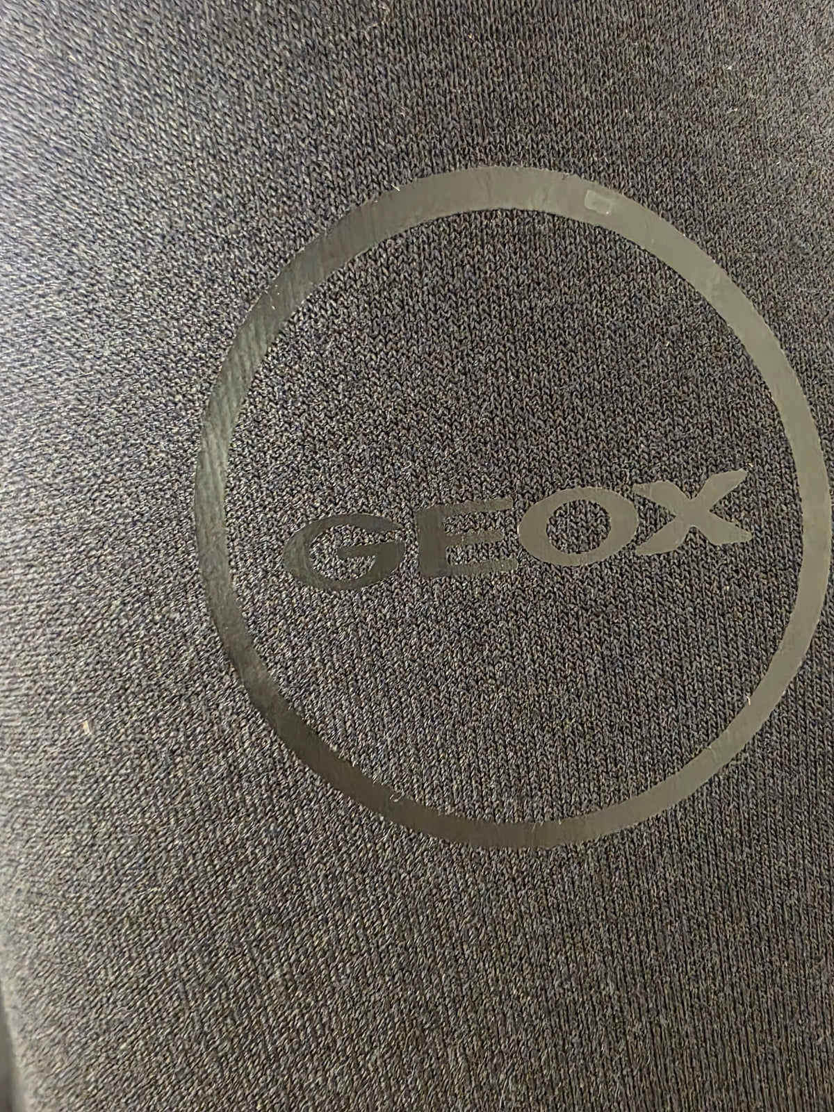 Geox M4675A Kapuzenjacke – dezentes Geox-Logo im Material
