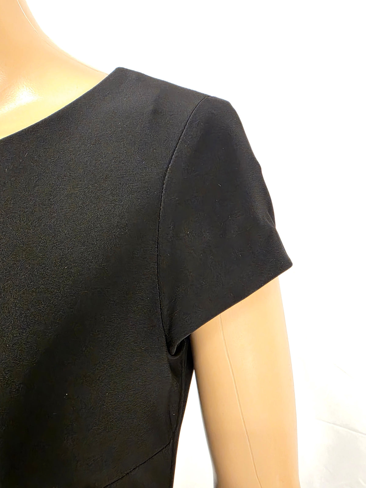 Frank Lyman Kleid 266067 – Detail von Kurzarm und formgebender Teilungsnaht