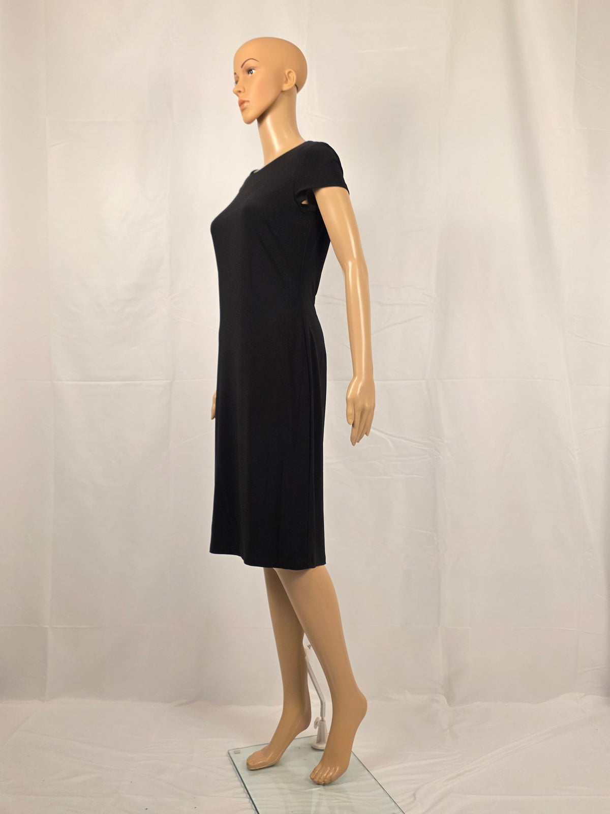 Frank Lyman Etuikleid 266067 Schwarz – Seitenansicht mit figurbetonter Silhouette