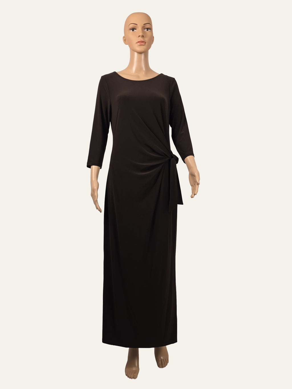Frank Lyman Maxi-Wickelkleid 263004 in Mocha – Vorderansicht mit seitlicher Raffung