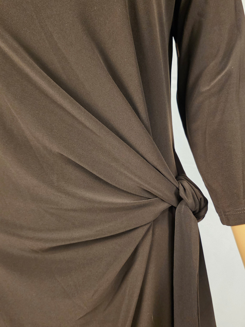 Frank Lyman Kleid 263004 – Detail der seitlichen Knotenraffung in Mocha
