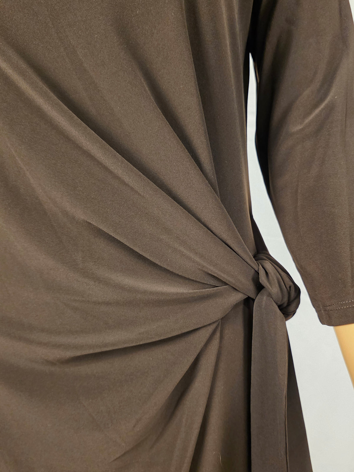 Frank Lyman Kleid 263004 – Detail der seitlichen Knotenraffung in Mocha