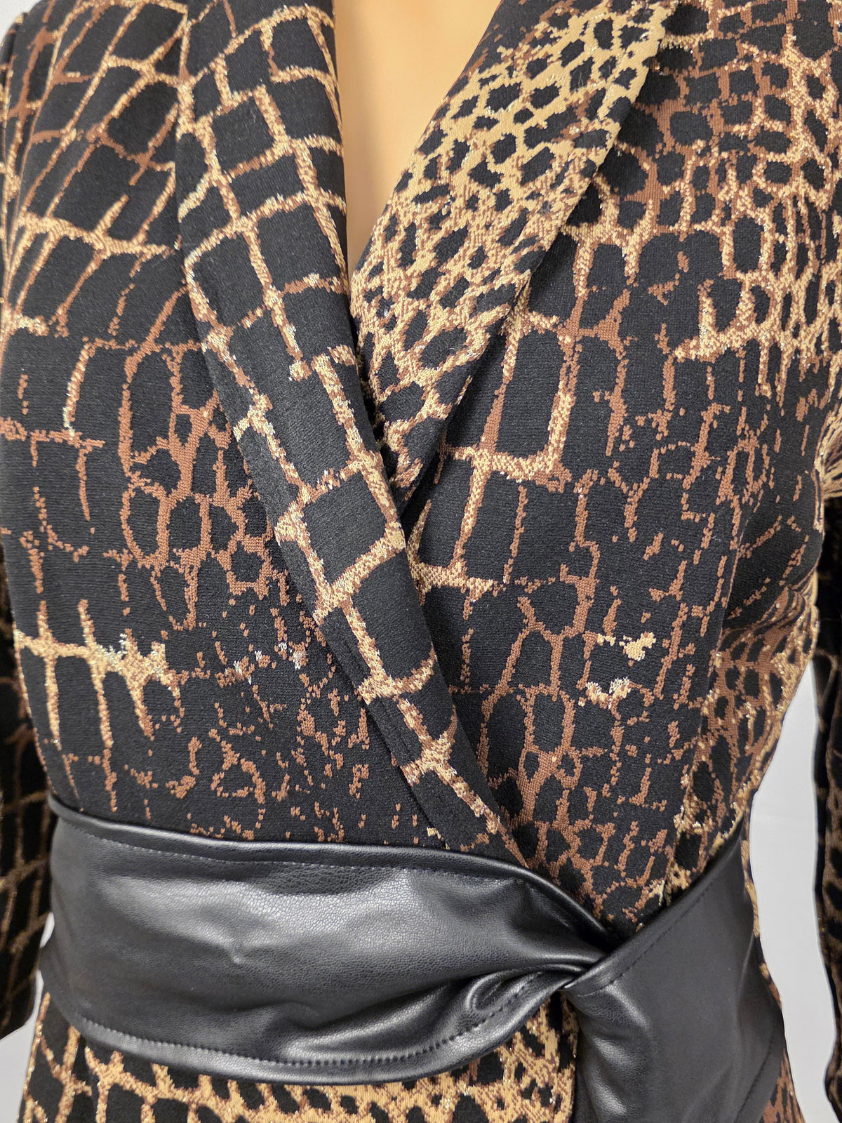 Frank Lyman Kleid 263215 – Detail von Wickeloptik, Metallic-Animalprint und Kunstledergürtel