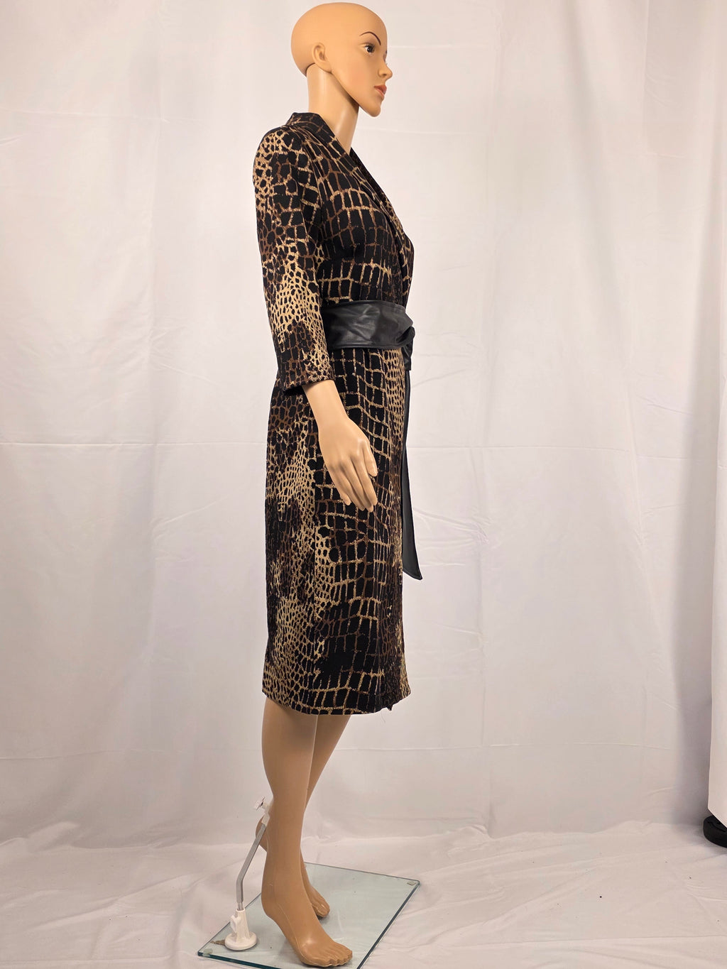 Frank Lyman Kleid 263215 Black/Choco – Seitenansicht mit seitlich gebundenem Gürtel