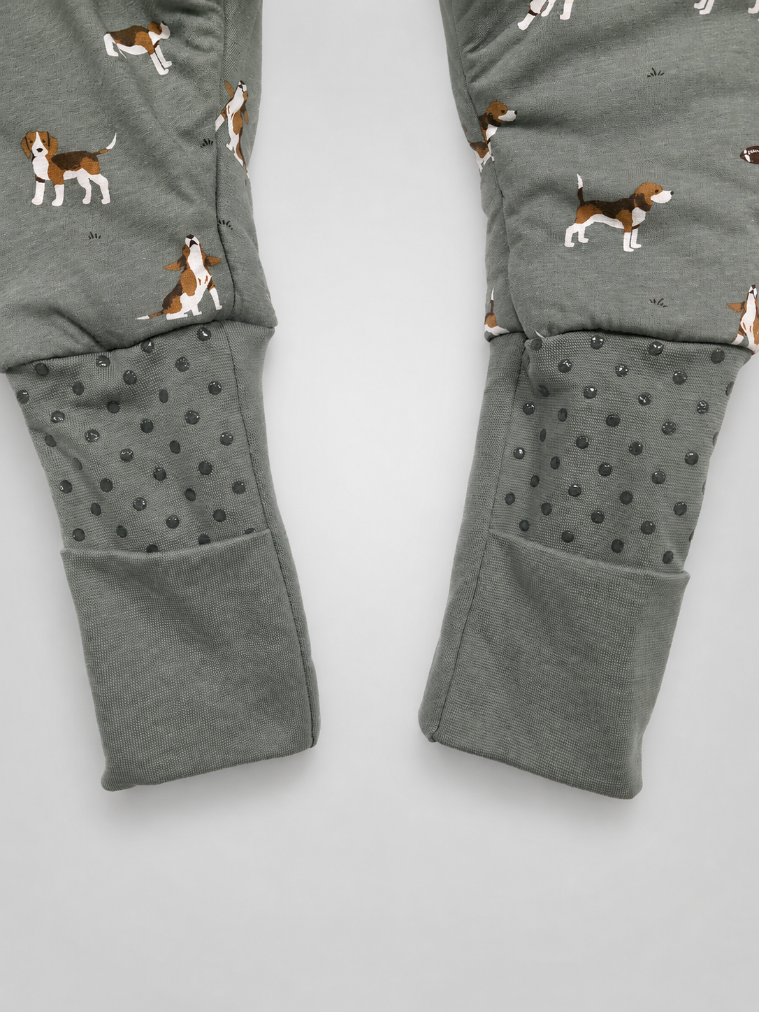 Umschlagbare Fußbündchen mit rutschhemmenden Punkten am molis&co Beagle Schlafsack