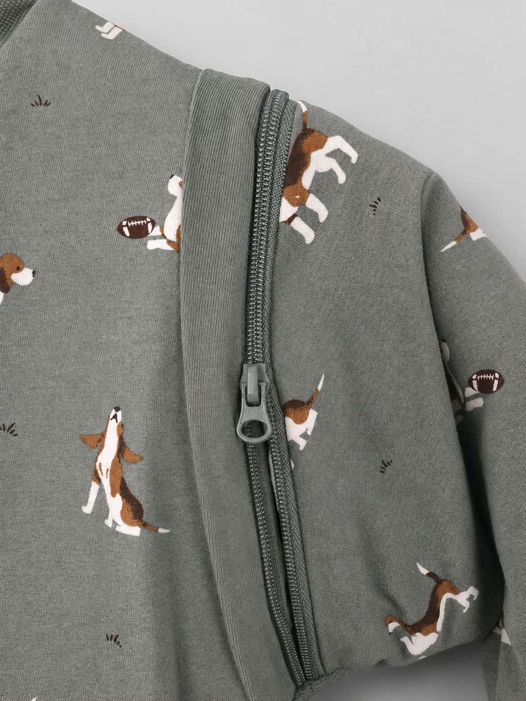 Detail des Frontreißverschlusses und der abnehmbaren Ärmel am molis&co Beagle Schlafsack