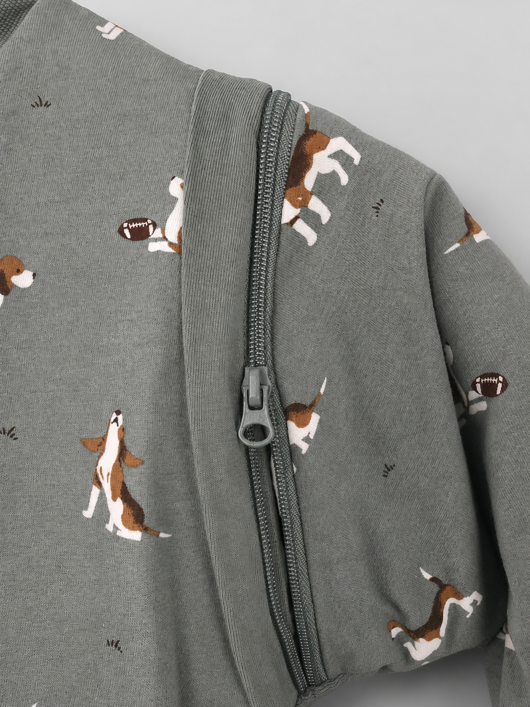 Detail des Frontreißverschlusses und der abnehmbaren Ärmel am molis&co Beagle Schlafsack