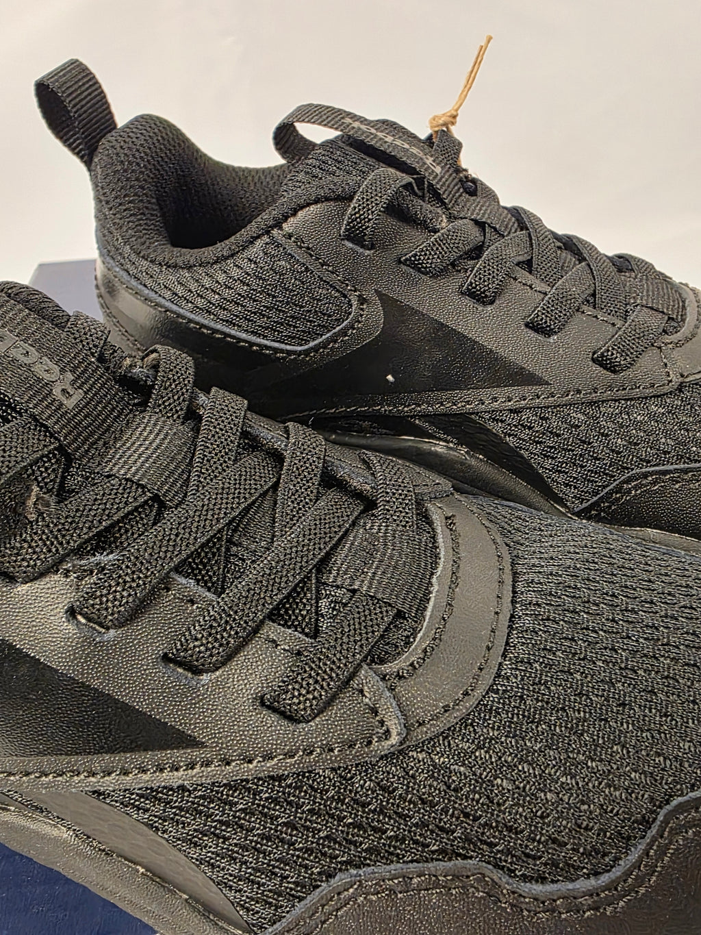 Detailansicht des kleinen Oberflächenfehlers am linken Reebok Sneaker