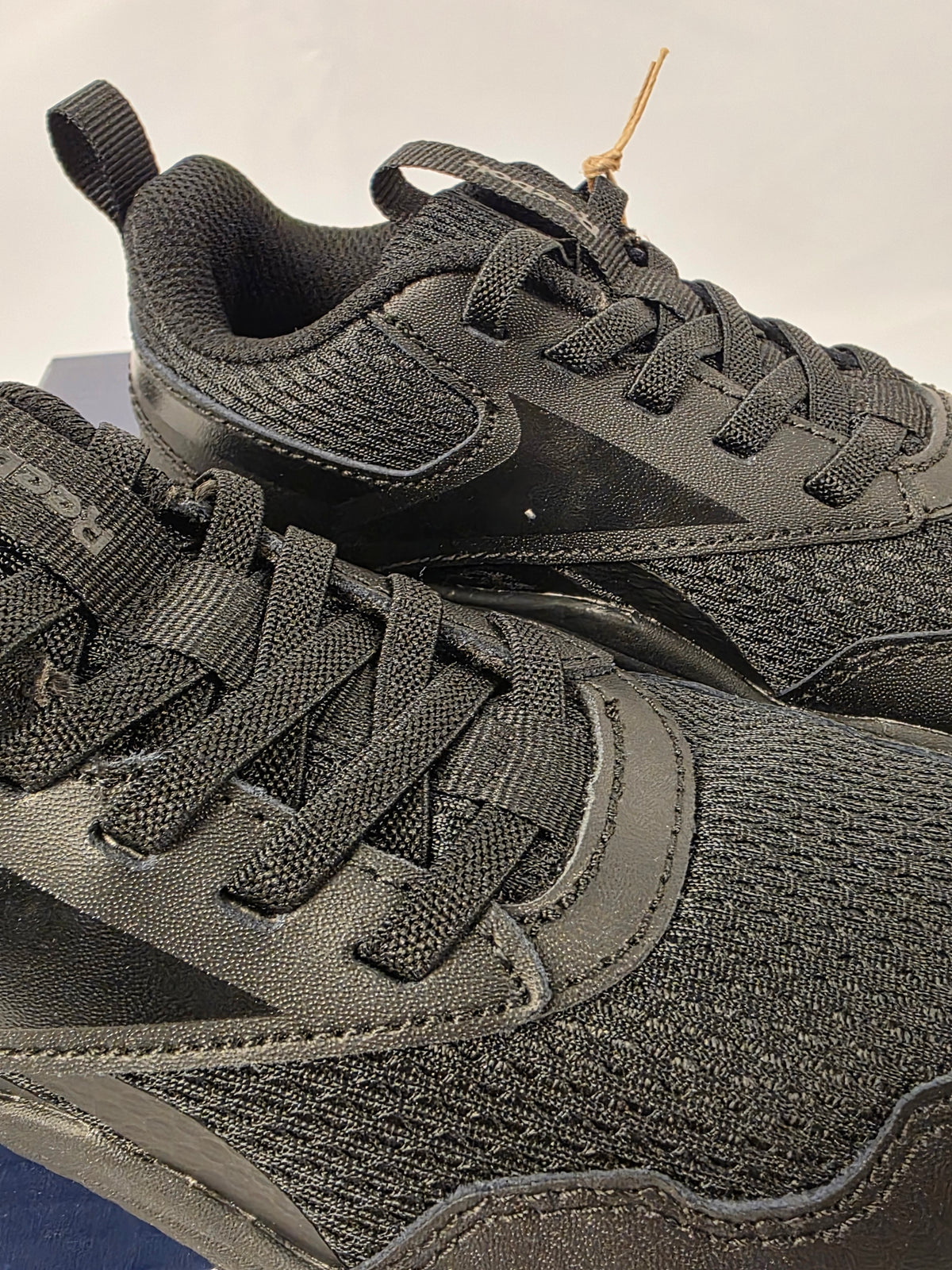 Detailansicht des kleinen Oberflächenfehlers am linken Reebok Sneaker
